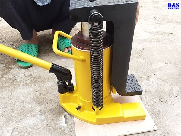 Kích thủy lực không đẩy hết cỡ lên được: