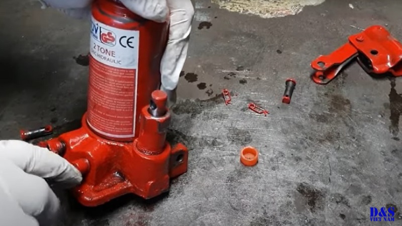 Con đội kích thủy lực không hạ xuống hoặc hạ rất chậm